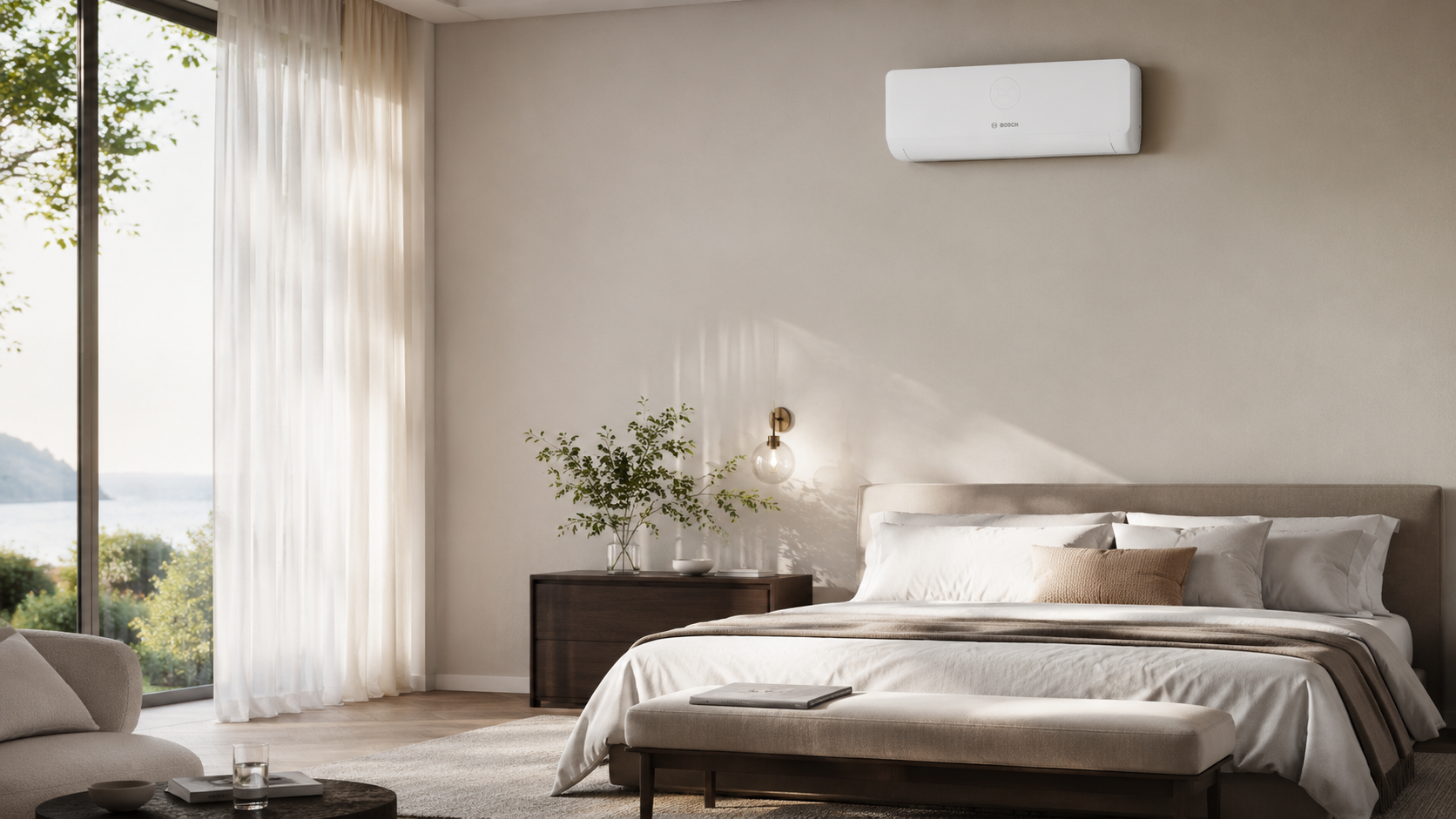 Installierte Bosch Split-Klimaanlage in hellem Schlafzimmer
